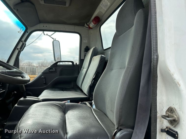 image for item DR5082 1999 Isuzu NPR  truck cab and chassis