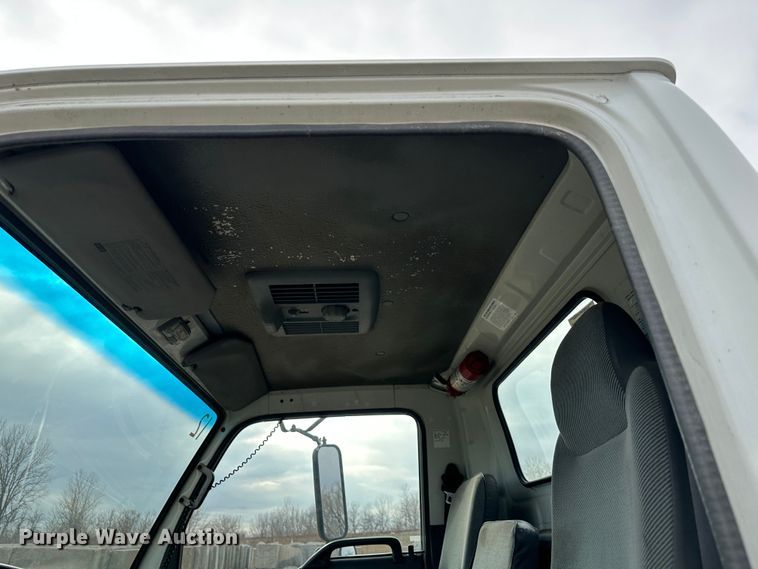 image for item DR5082 1999 Isuzu NPR  truck cab and chassis