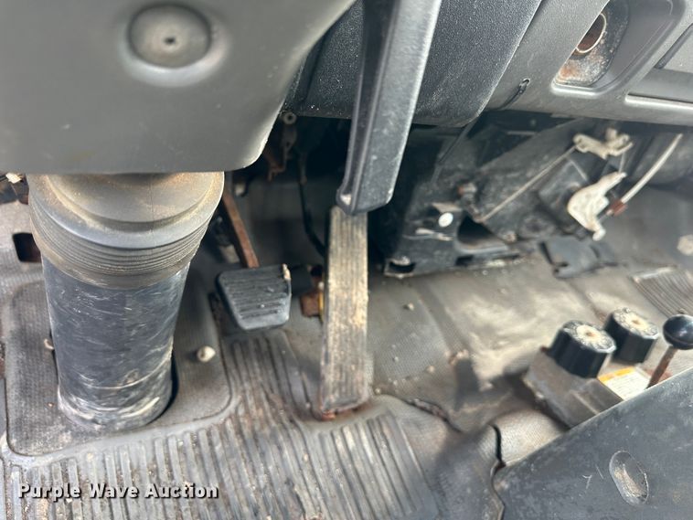 image for item DR5082 1999 Isuzu NPR  truck cab and chassis