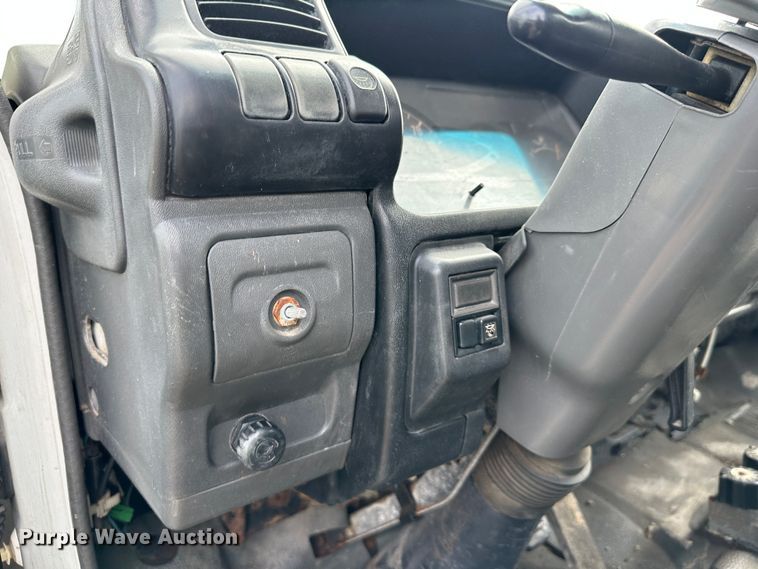 image for item DR5082 1999 Isuzu NPR  truck cab and chassis