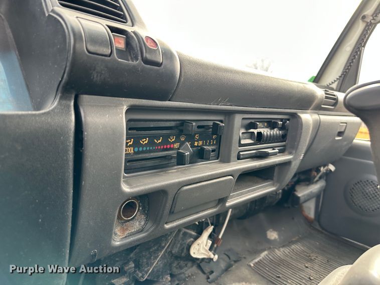 image for item DR5082 1999 Isuzu NPR  truck cab and chassis