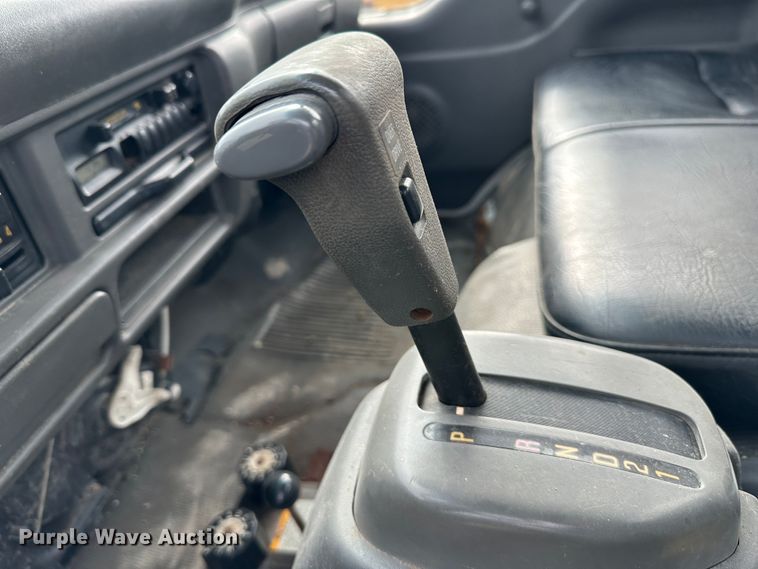 image for item DR5082 1999 Isuzu NPR  truck cab and chassis