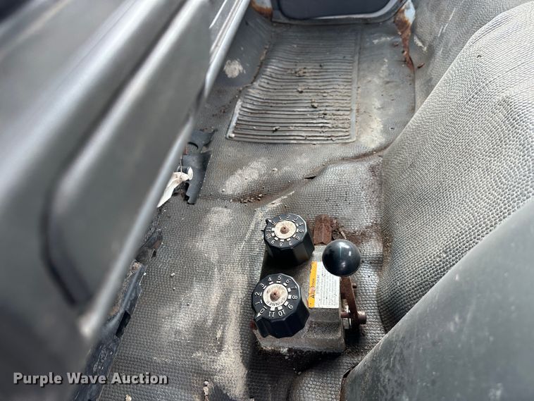 image for item DR5082 1999 Isuzu NPR  truck cab and chassis