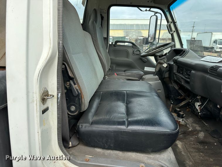 image for item DR5082 1999 Isuzu NPR  truck cab and chassis