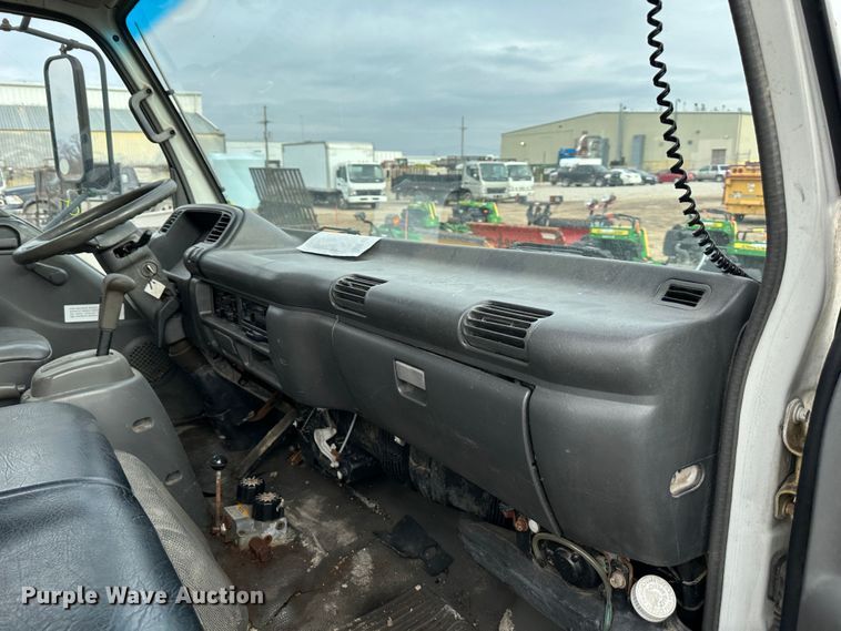 image for item DR5082 1999 Isuzu NPR  truck cab and chassis