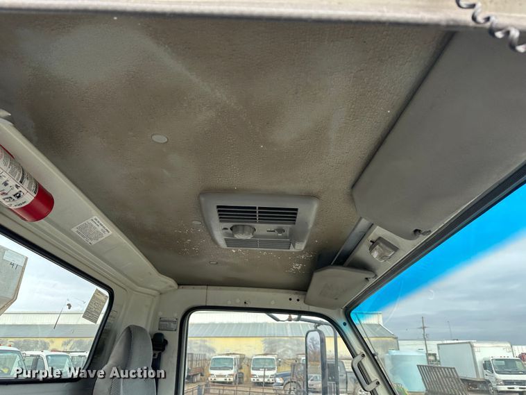 image for item DR5082 1999 Isuzu NPR  truck cab and chassis