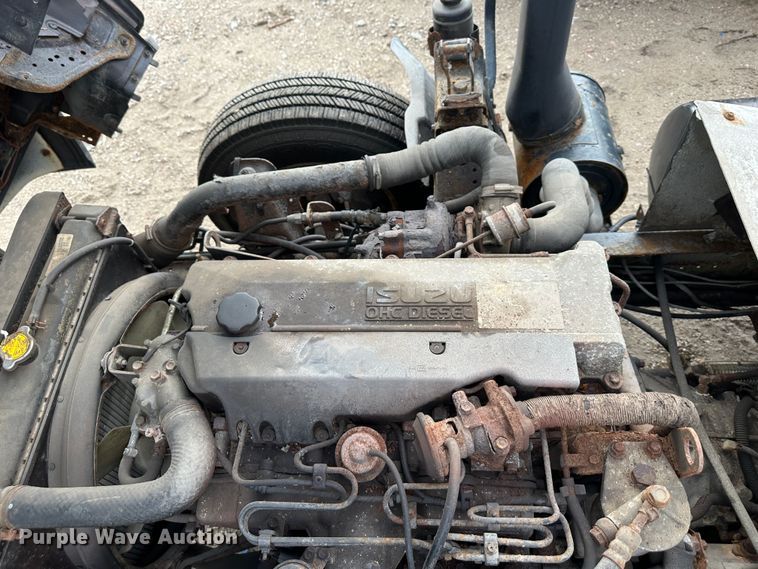 image for item DR5082 1999 Isuzu NPR  truck cab and chassis