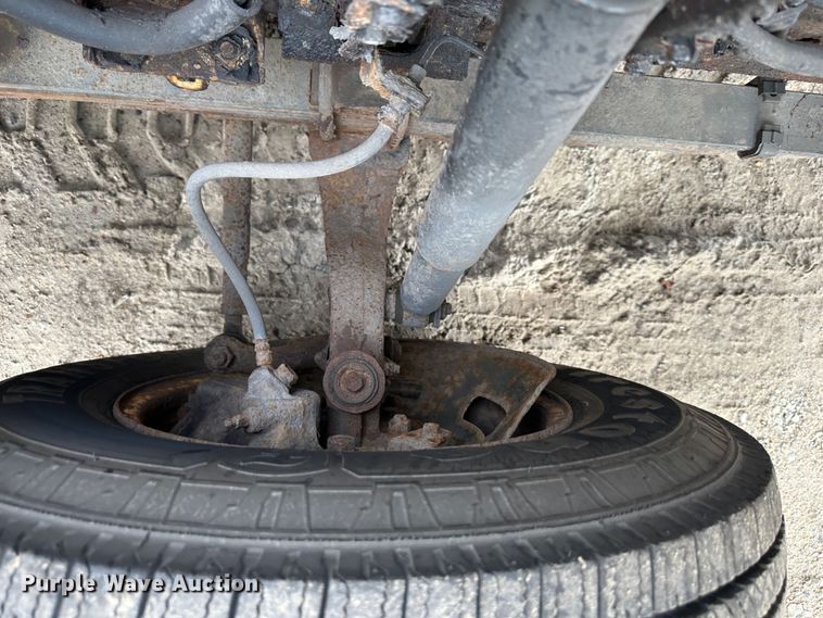 image for item DR5082 1999 Isuzu NPR  truck cab and chassis