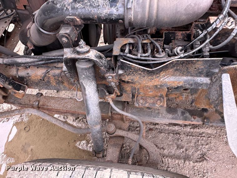 image for item DR5082 1999 Isuzu NPR  truck cab and chassis