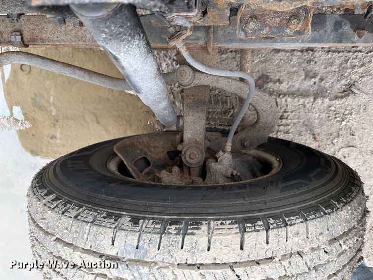 image for item DR5082 1999 Isuzu NPR  truck cab and chassis