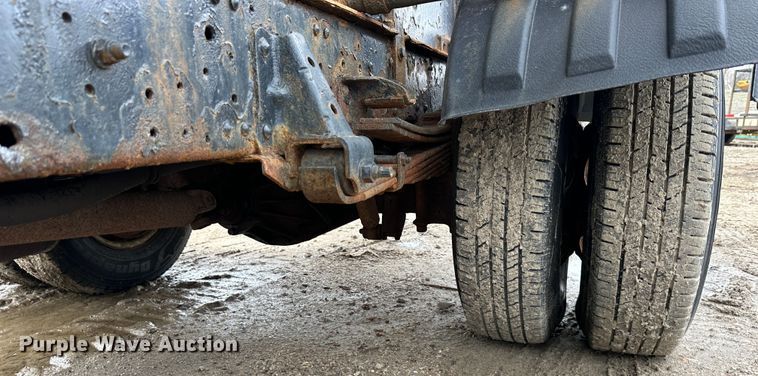 image for item DR5082 1999 Isuzu NPR  truck cab and chassis