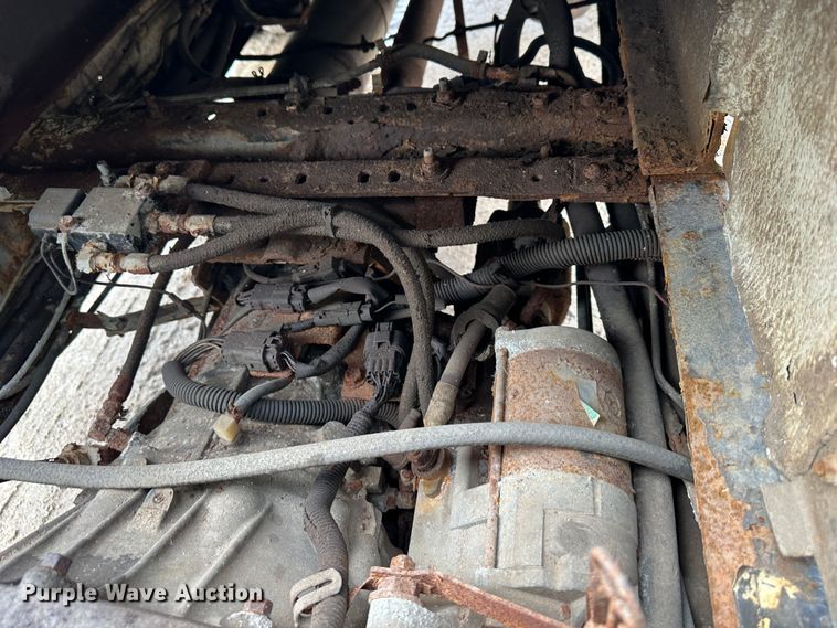 image for item DR5082 1999 Isuzu NPR  truck cab and chassis