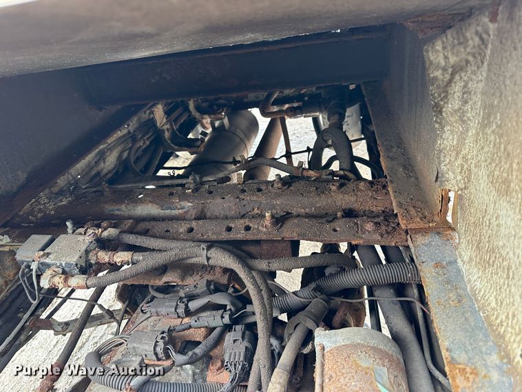 image for item DR5082 1999 Isuzu NPR  truck cab and chassis