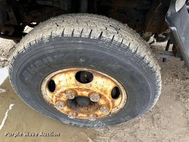 image for item DR5082 1999 Isuzu NPR  truck cab and chassis