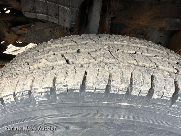 image for item DR5082 1999 Isuzu NPR  truck cab and chassis