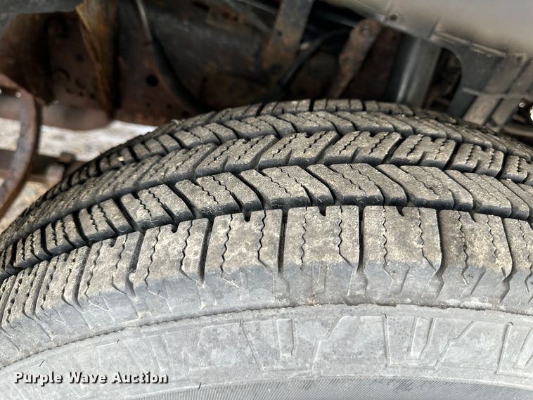 image for item DR5082 1999 Isuzu NPR  truck cab and chassis