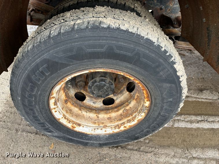 image for item DR5082 1999 Isuzu NPR  truck cab and chassis