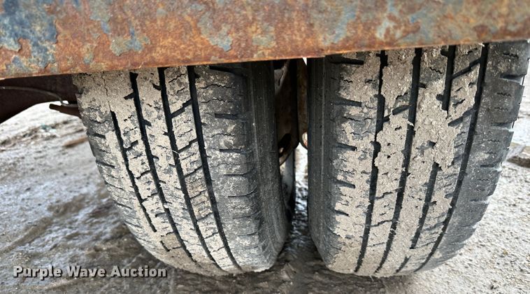 image for item DR5082 1999 Isuzu NPR  truck cab and chassis