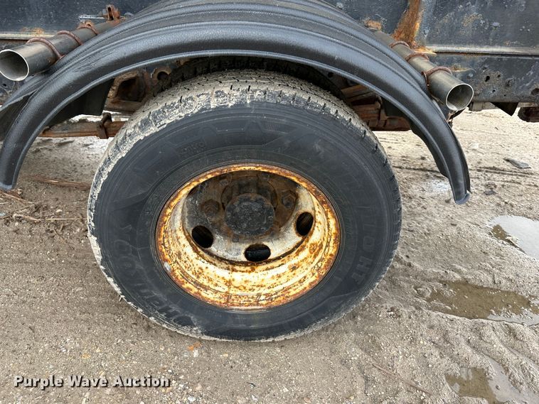 image for item DR5082 1999 Isuzu NPR  truck cab and chassis