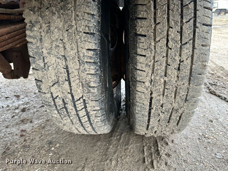 image for item DR5082 1999 Isuzu NPR  truck cab and chassis