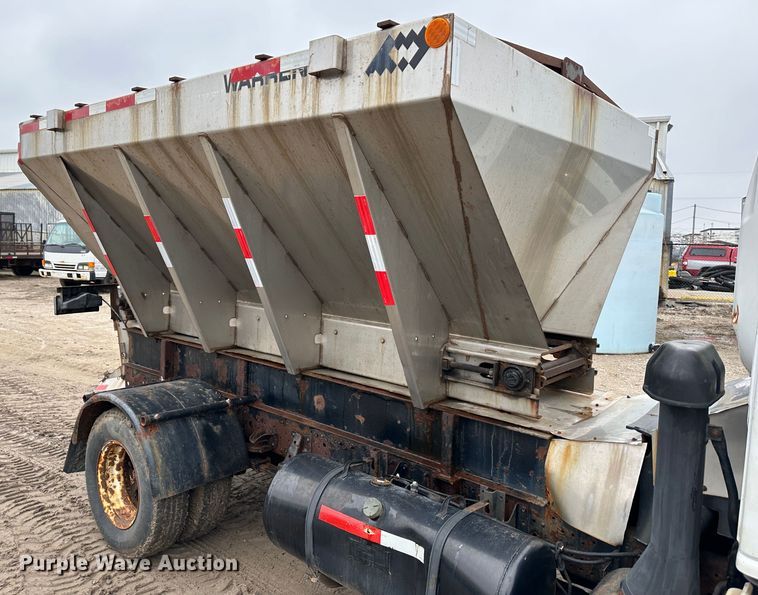 image for item DR5091 1999 Isuzu NPR  truck cab and chassis