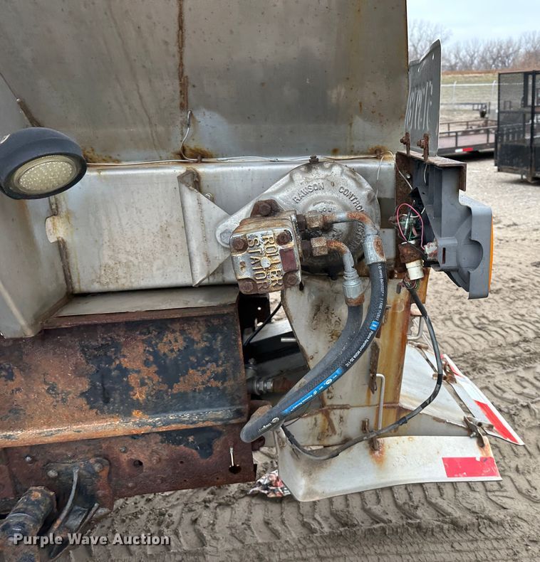 image for item DR5091 1999 Isuzu NPR  truck cab and chassis