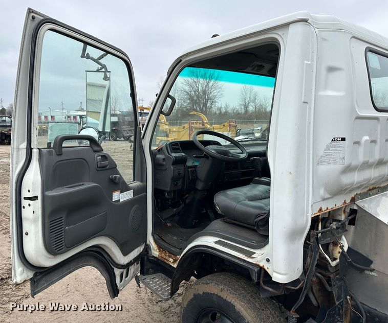 image for item DR5091 1999 Isuzu NPR  truck cab and chassis