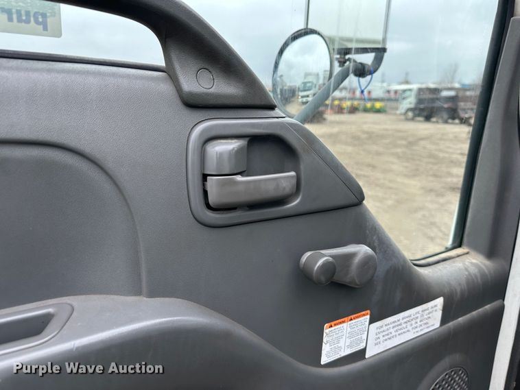 image for item DR5091 1999 Isuzu NPR  truck cab and chassis