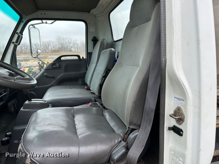 image for item DR5091 1999 Isuzu NPR  truck cab and chassis