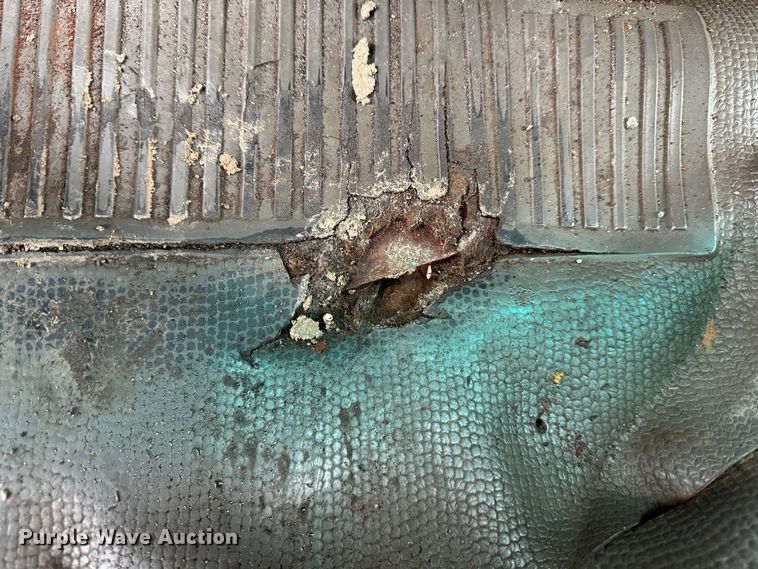 image for item DR5091 1999 Isuzu NPR  truck cab and chassis