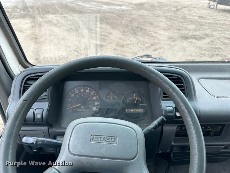 image for item DR5091 1999 Isuzu NPR  truck cab and chassis