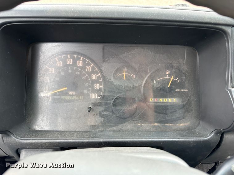 image for item DR5091 1999 Isuzu NPR  truck cab and chassis