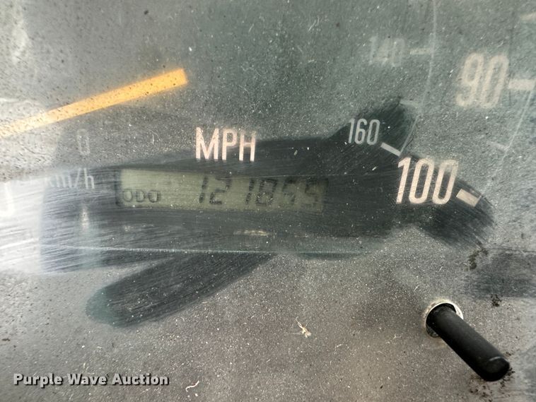 image for item DR5091 1999 Isuzu NPR  truck cab and chassis