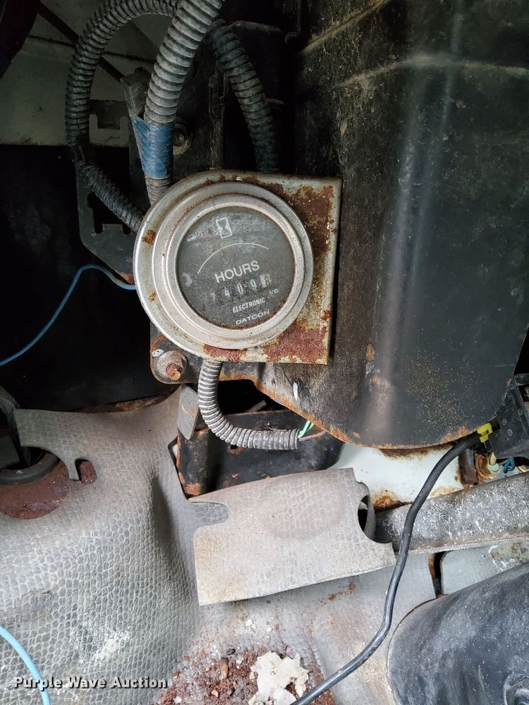 image for item DR5091 1999 Isuzu NPR  truck cab and chassis