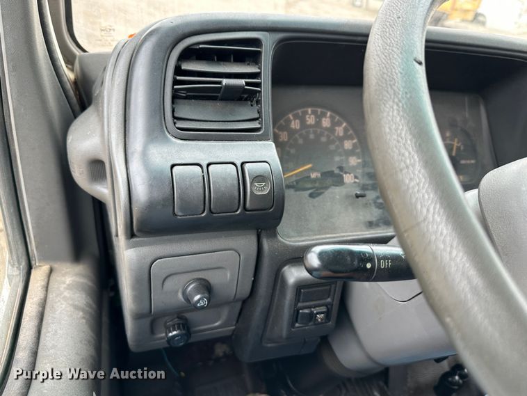 image for item DR5091 1999 Isuzu NPR  truck cab and chassis