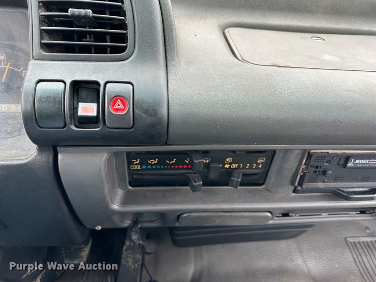 image for item DR5091 1999 Isuzu NPR  truck cab and chassis