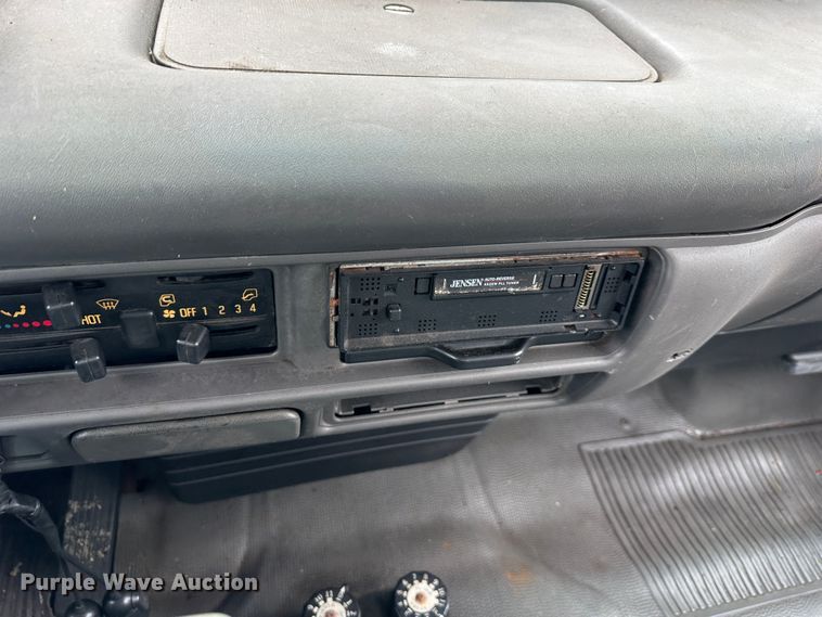 image for item DR5091 1999 Isuzu NPR  truck cab and chassis