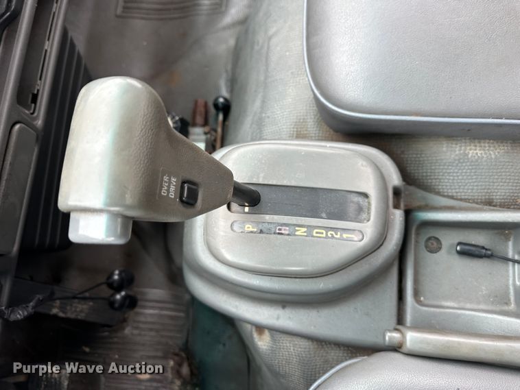 image for item DR5091 1999 Isuzu NPR  truck cab and chassis