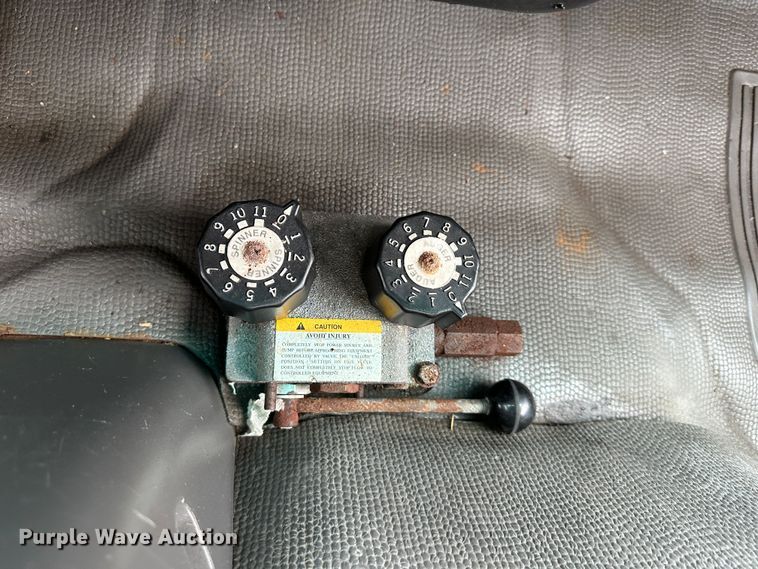 image for item DR5091 1999 Isuzu NPR  truck cab and chassis