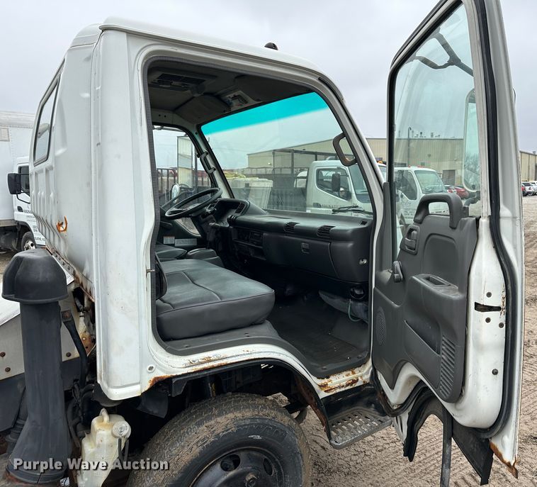 image for item DR5091 1999 Isuzu NPR  truck cab and chassis