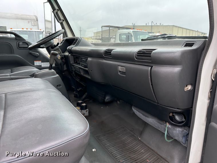 image for item DR5091 1999 Isuzu NPR  truck cab and chassis