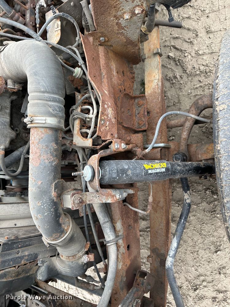 image for item DR5091 1999 Isuzu NPR  truck cab and chassis