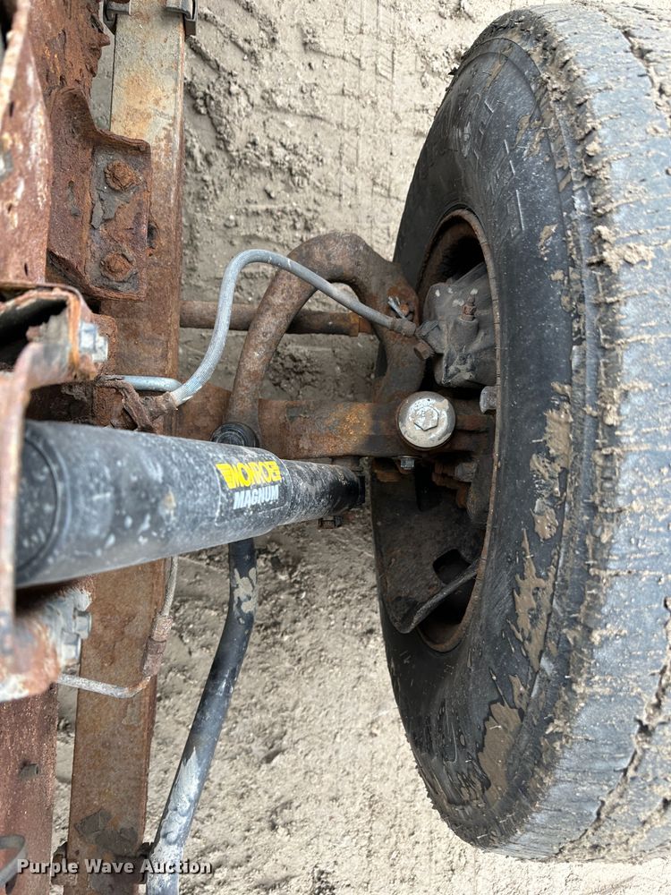 image for item DR5091 1999 Isuzu NPR  truck cab and chassis