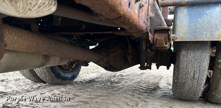 image for item DR5091 1999 Isuzu NPR  truck cab and chassis