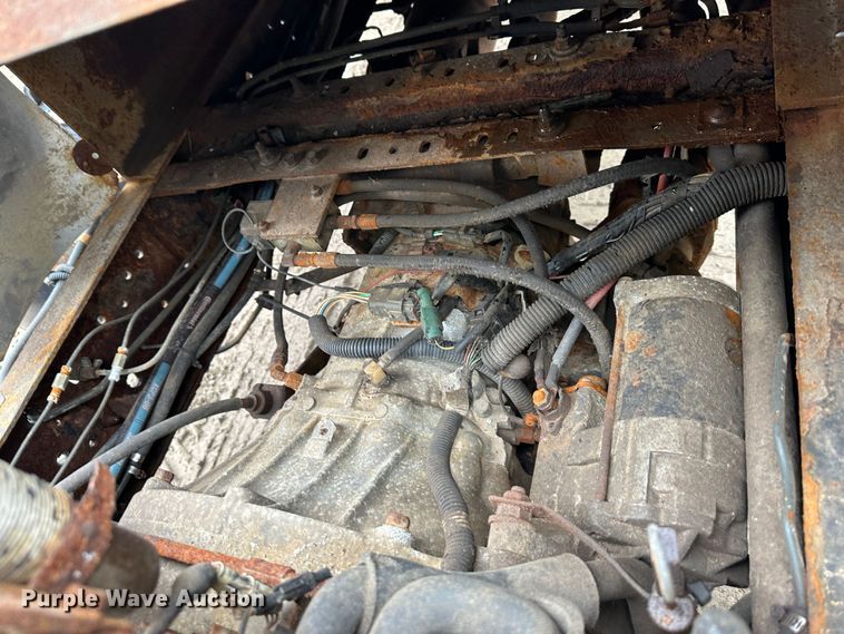 image for item DR5091 1999 Isuzu NPR  truck cab and chassis