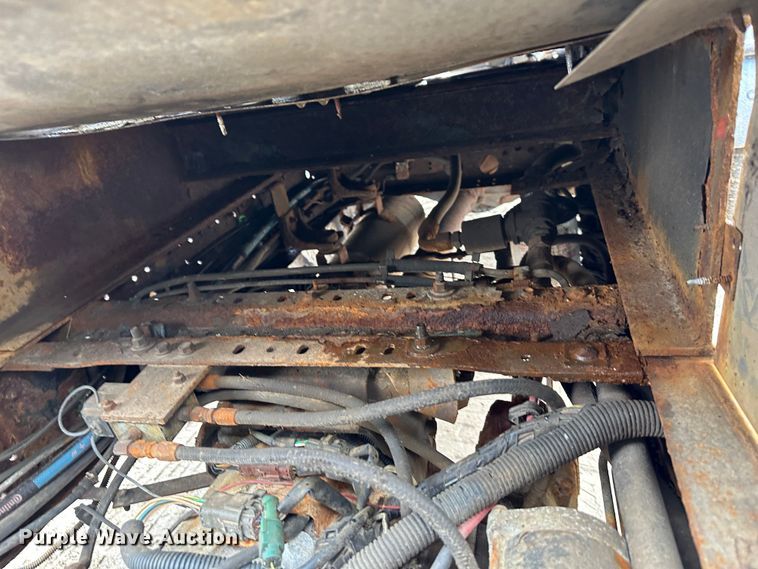 image for item DR5091 1999 Isuzu NPR  truck cab and chassis