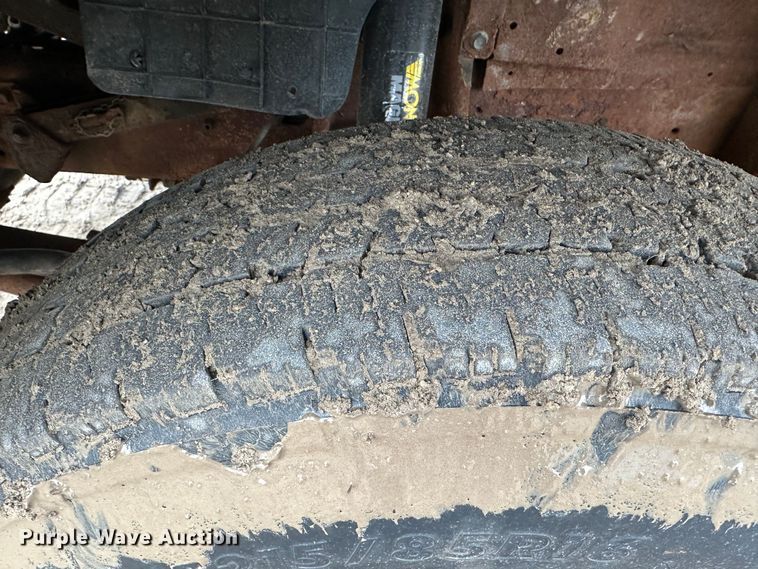 image for item DR5091 1999 Isuzu NPR  truck cab and chassis