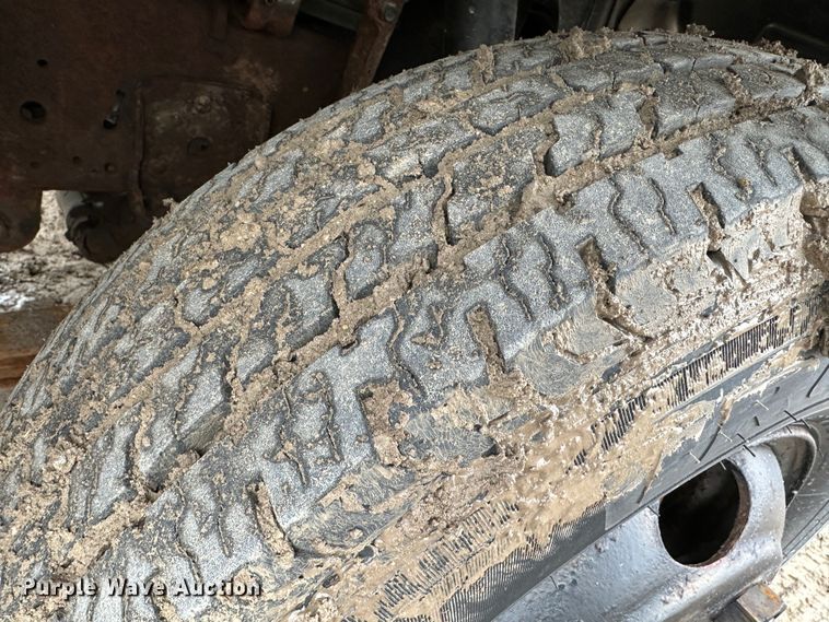 image for item DR5091 1999 Isuzu NPR  truck cab and chassis