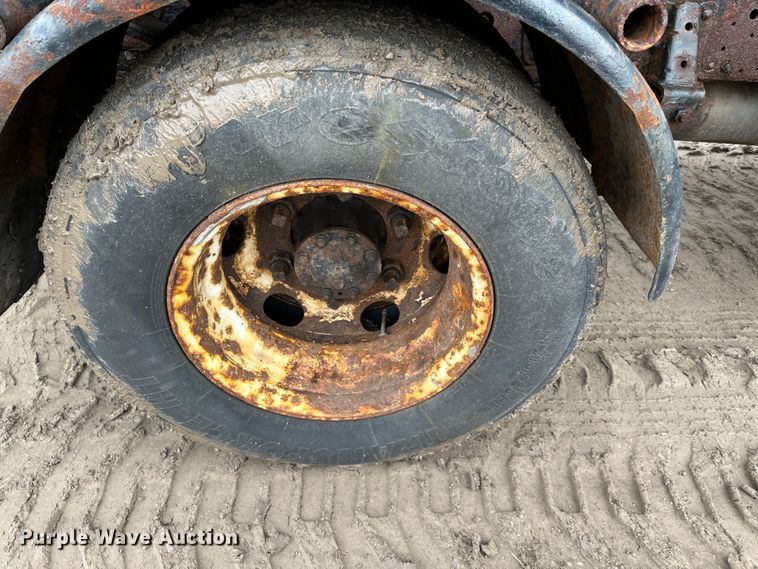 image for item DR5091 1999 Isuzu NPR  truck cab and chassis