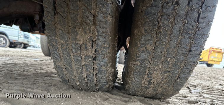 image for item DR5091 1999 Isuzu NPR  truck cab and chassis